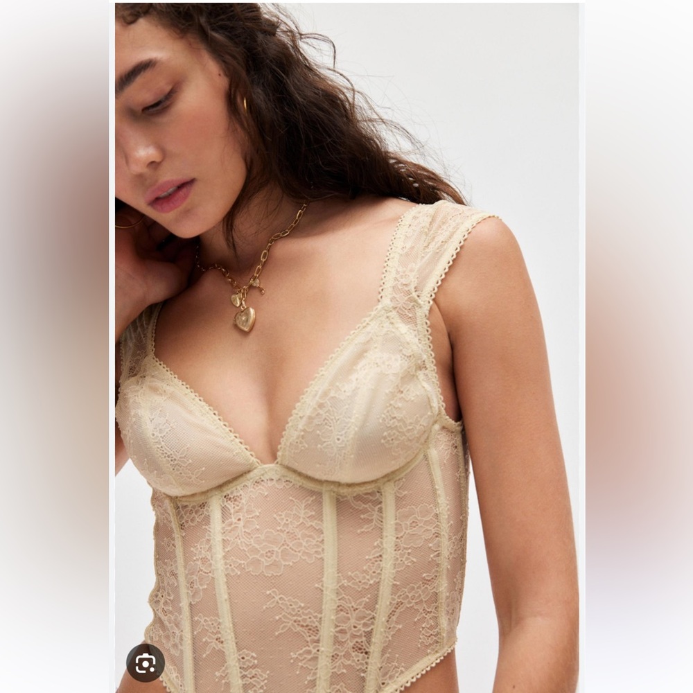 Urban Outfitters Out From Under Amour Lace Cream/Ecru Corset - Picture 2 of 6
